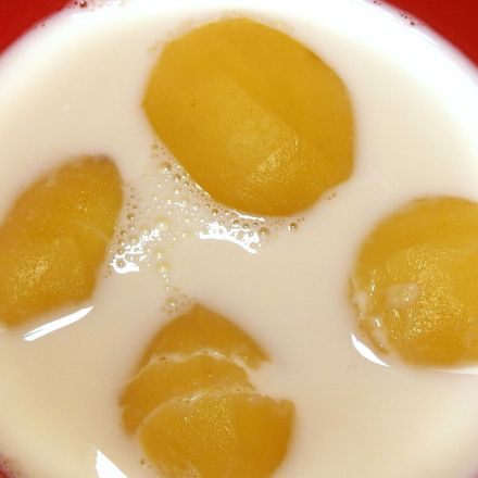 Kartoffeln für Kartoffelsalat in Milch einlegen