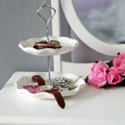 Etagere und Toilettenpapierrolle als Schmuckhalter