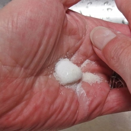 Fischgeruch an den Händen entfernen mit Zahnpasta und Salz