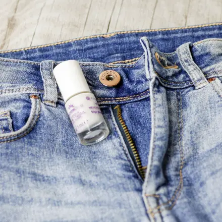 Nickelallergie - Metallhosenknöpfe innen mit Nagellack bepinseln