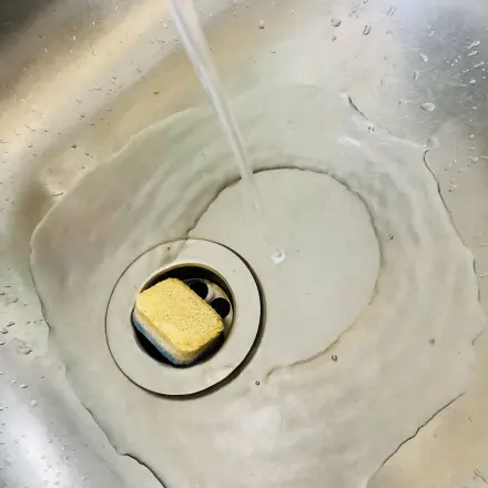 Waschbecken mit Geschirrtab reinigen