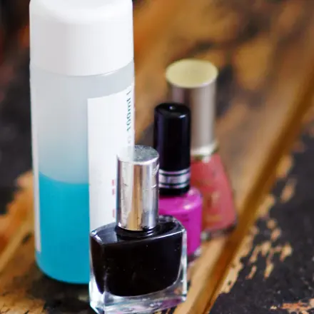 Verklebte Nagellackflasche öffnen