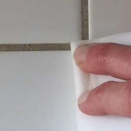 Fugen reinigen mit Schmutzradierer