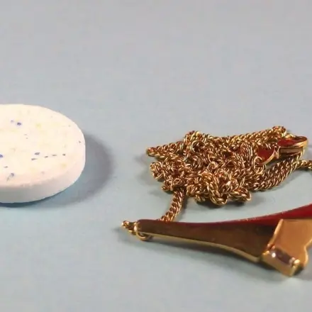 Schmuck mit Gebissreiniger reinigen
