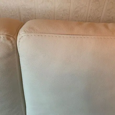 Haarfarbe von Kunstledercouch mit Nagellackentferner entfernen