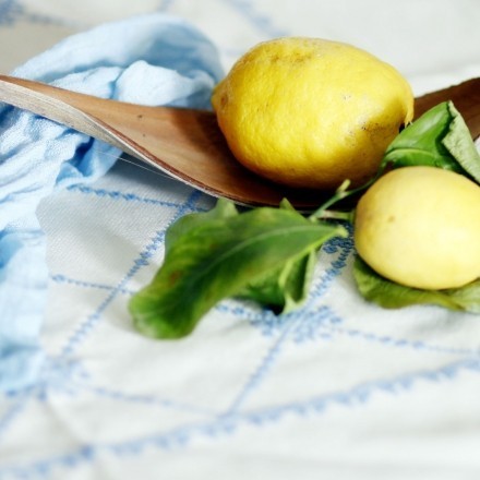 Zitronen bei grauen Socken