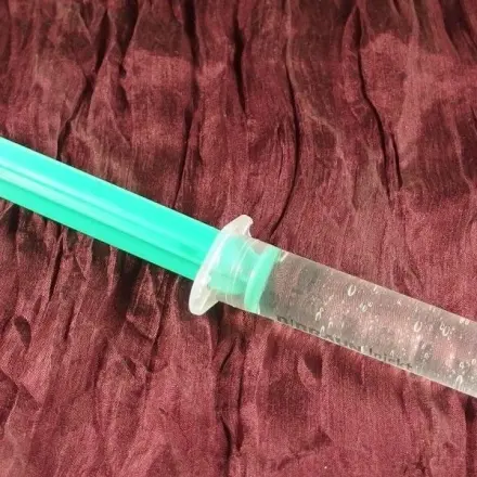 Bei Schnupfen: Nasendusche mit Spritze