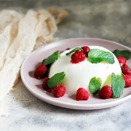 Joghurtbombe auf Himbeer-Pfefferminzsalat