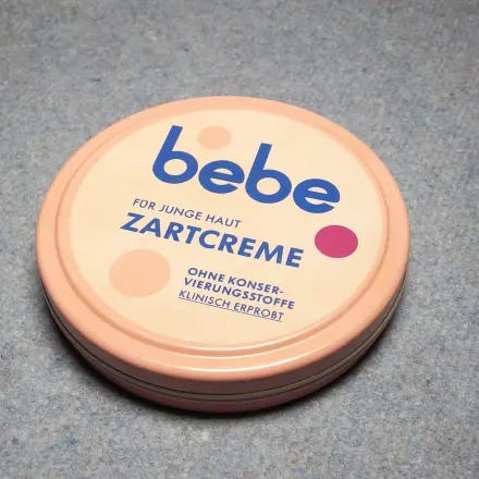 Lippencreme in Farbe des Lidschattens