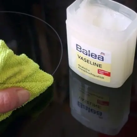 Glänzendes Glaskeramikfeld mit Vaseline