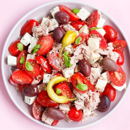 Tomaten-Thunfisch-Salat mit Schafskäse