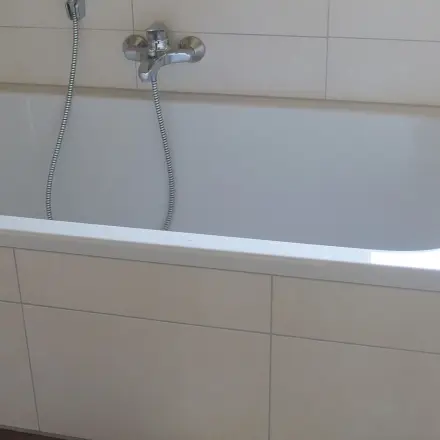 Badewanne mit WC-Reiniger reinigen
