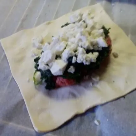 Gefüllte Blätterteigtaschen mit Hack-Spinat-Feta