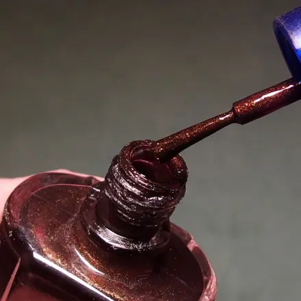 Hartnäckigen (Glitzer-)Nagellack entfernen