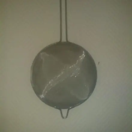 Ohrringe am Küchensieb