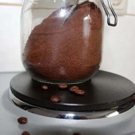 Herdplatte mit Kaffeepulver reinigen