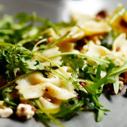 Pikanter mediterraner Nudelsalat