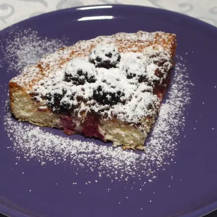 Kuchen mit Kirschen, Äpfeln, Pfirsich
