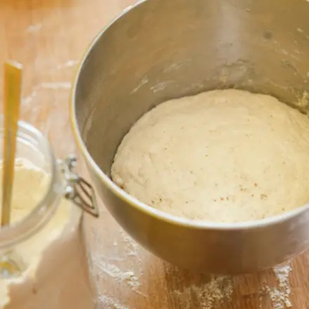 Hefeteig in kaltem Wasser gehen lassen