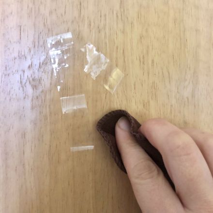 Tesareste an Türen mit Essigreiniger entfernen
