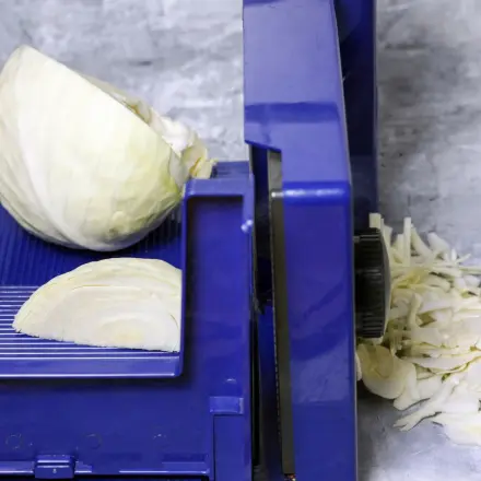 Große Kohlköpfe verarbeiten