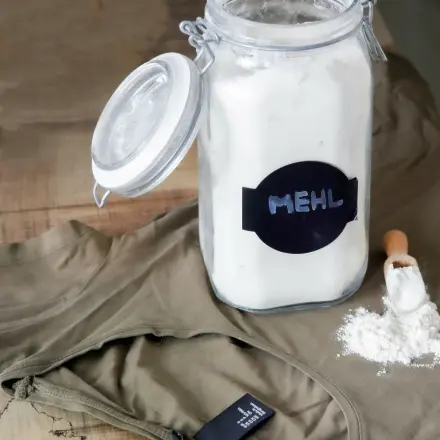 Fettspritzer auf Kleidung entfernen