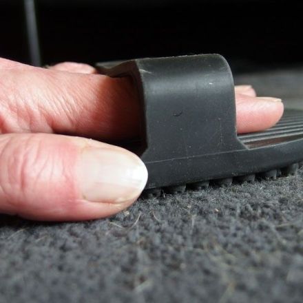 Tierhaare im Teppich entfernen mit Gummibürste