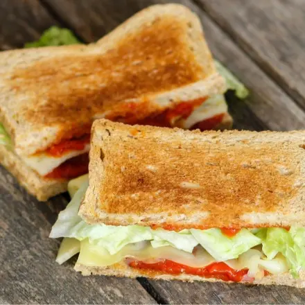 Tomatensoßen-Reste aufs Brot