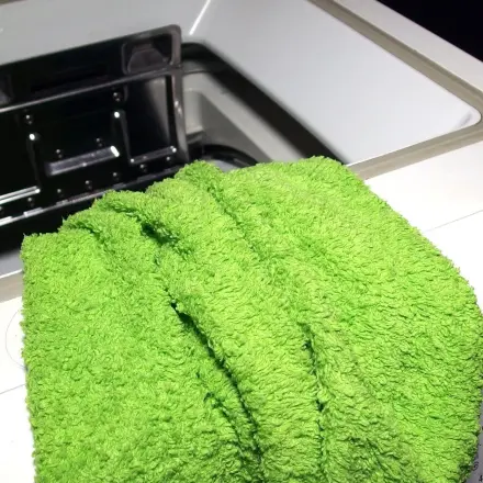 Verfärbungen durch neue Kleidung in der Maschine vermeiden