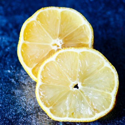 Zitronensaft gegen fettige Haare