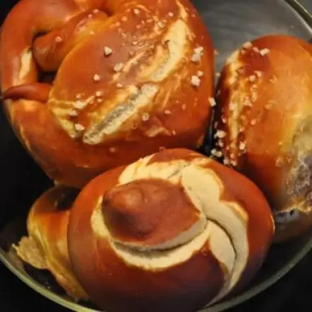 Laugenbrezeln mit echter Lauge gemacht