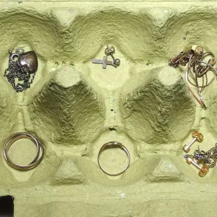 Schmuck in Eierschachteln