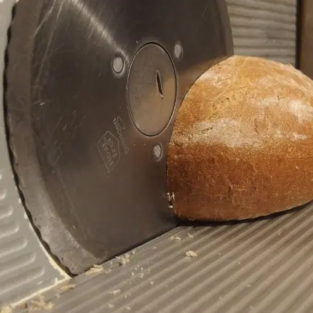 Brotschneidemaschine einfach (von selbst) reinigen