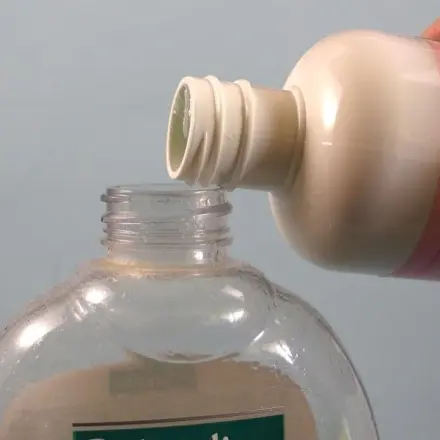 Leere Flüssigseifen-Behälter für Duschbad oder Shampoo verwenden