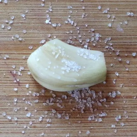 Knoblaucharoma mit Salz intensivieren