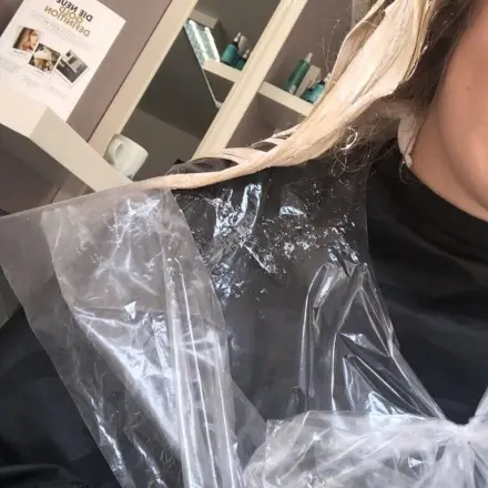 Silberglanzspülung gegen Gelbstich am Haar