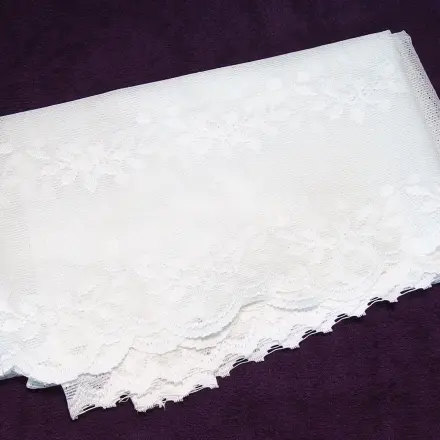 Alte weiße Gardinen zum Bügeln von empfindlicher Wäsche verwenden