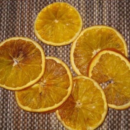 Orangenscheiben trocknen für die Weihnachtsbastelei