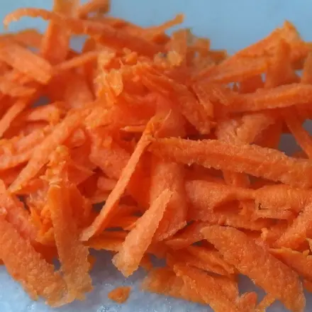 Feine Gemüsestreifen für die Suppe