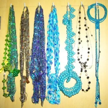 Schmuck mit Haken an der Innenseite der Schranktür aufhängen