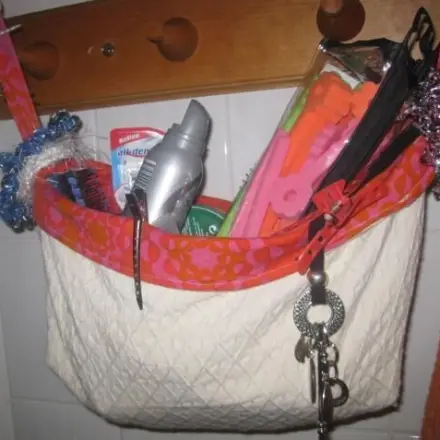 Hängende Tasche am Regal