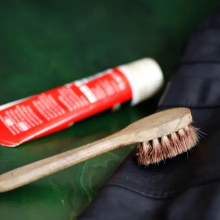 Abgenutzte schwarze Lederjacke auffrischen