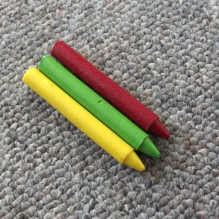 Wachsfarbenflecken mit Rasierschaum aus Teppichen entfernen