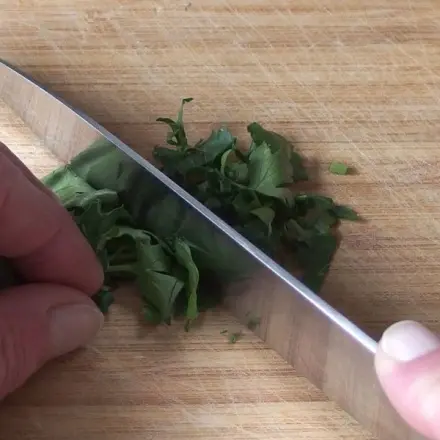 Petersilie fein geschnitten