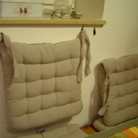 Rückenkissen ohne Bohren an der Wand befestigen