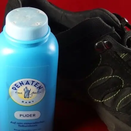 Puder gegen quietschende Schuhe
