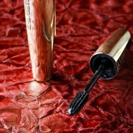 Eingetrockneter Mascara