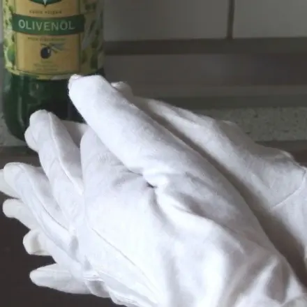 Samtweiche Hände mit Öl-Handschuhen