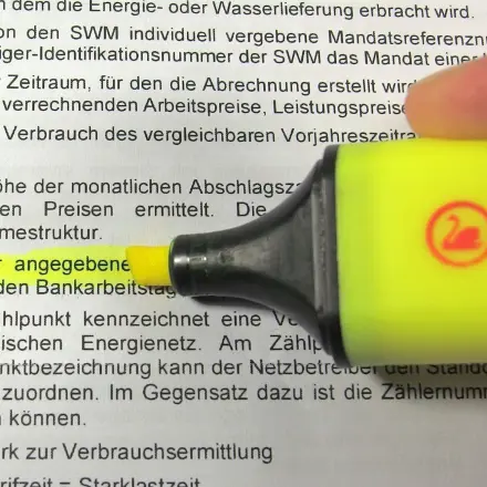 Gelbe Textmarker für Markierungen in Verträgen
