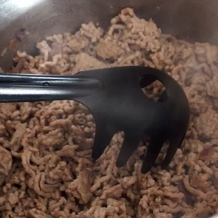 Hackfleisch krümelig anbraten